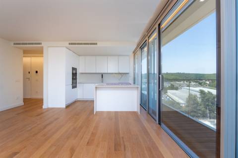 Modernidade e Conforto em Lisboa – T2 com grandes Varandas em Condomínio de Luxo