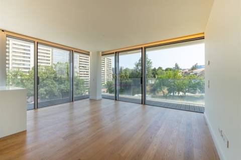 Modernidade e Conforto em Lisboa – T2 com grandes Varandas em Condomínio de Luxo
