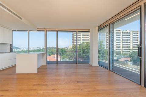 Modernidade e Conforto em Lisboa – T2 com grandes Varandas em Condomínio de Luxo