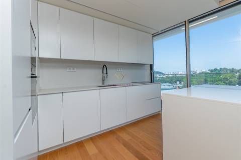 Modernidade e Conforto em Lisboa – T2 com grandes Varandas em Condomínio de Luxo