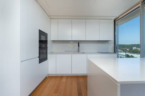 Modernidade e Conforto em Lisboa – T2 com grandes Varandas em Condomínio de Luxo