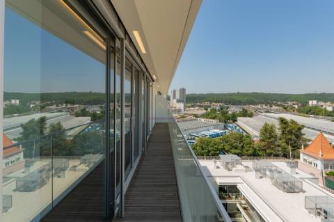 Modernidade e Conforto em Lisboa – T2 com grandes Varandas em Condomínio de Luxo