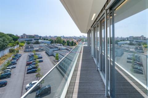 Modernidade e Conforto em Lisboa – T2 com grandes Varandas em Condomínio de Luxo