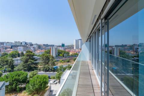 Modernidade e Conforto em Lisboa – T2 com grandes Varandas em Condomínio de Luxo