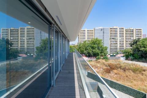Modernidade e Conforto em Lisboa – T2 com grandes Varandas em Condomínio de Luxo