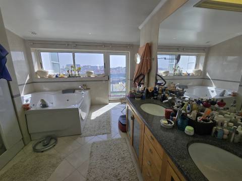 Penthouse T6 com Terraços e vistas panorâmicas em Campolide