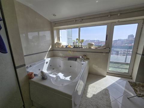 Penthouse T6 com Terraços e vistas panorâmicas em Campolide