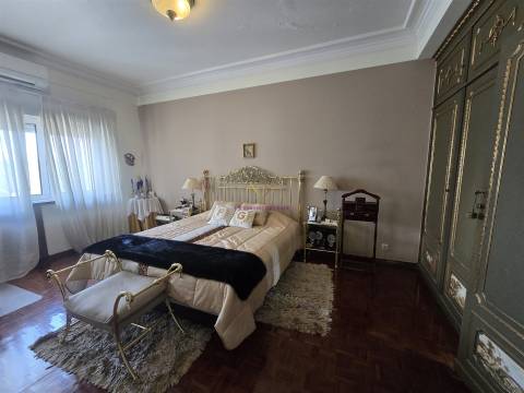 Penthouse T6 com Terraços e vistas panorâmicas em Campolide