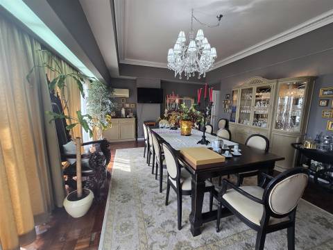 Penthouse T6 com Terraços e vistas panorâmicas em Campolide