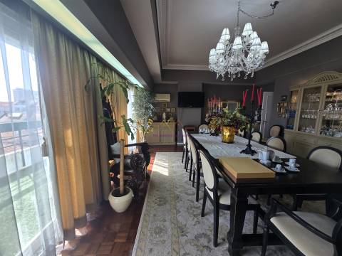 Penthouse T6 com Terraços e vistas panorâmicas em Campolide