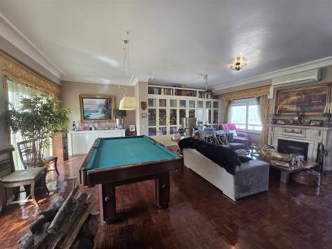 Penthouse T6 com Terraços e vistas panorâmicas em Campolide