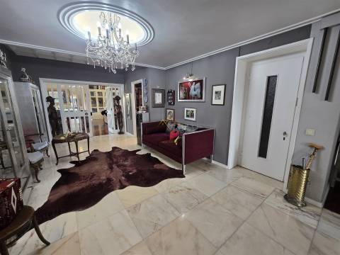 Penthouse T6 com Terraços e vistas panorâmicas em Campolide