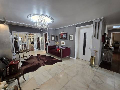 Penthouse T6 com Terraços e vistas panorâmicas em Campolide