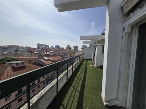 Penthouse T6 com Terraços e vistas panorâmicas em Campolide