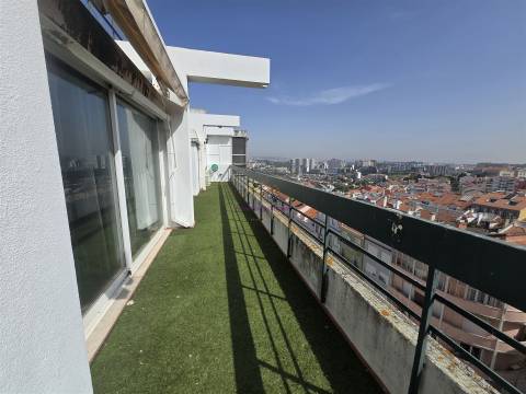 Penthouse T6 com Terraços e vistas panorâmicas em Campolide
