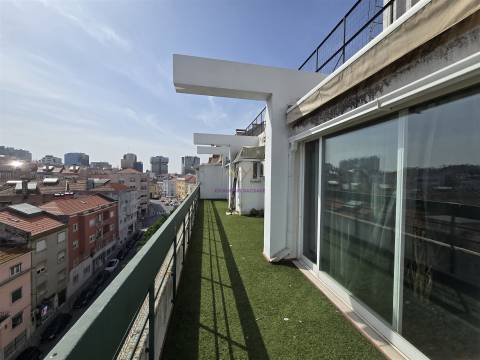 Penthouse T6 com Terraços e vistas panorâmicas em Campolide