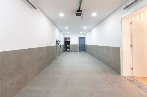 Moradia T4 Nova inserida em Condomínio fechado com piscina e ginásio - Loures
