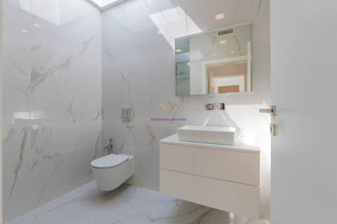 Moradia T4 Nova inserida em Condomínio fechado com piscina e ginásio - Loures