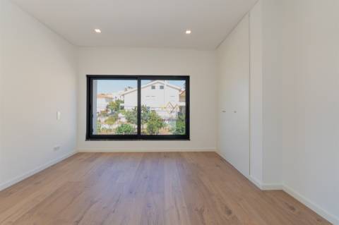 Moradia T4 Nova inserida em Condomínio fechado com piscina e ginásio - Loures