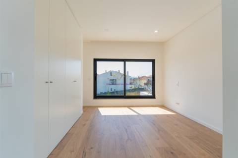 Moradia T4 Nova inserida em Condomínio fechado com piscina e ginásio - Loures