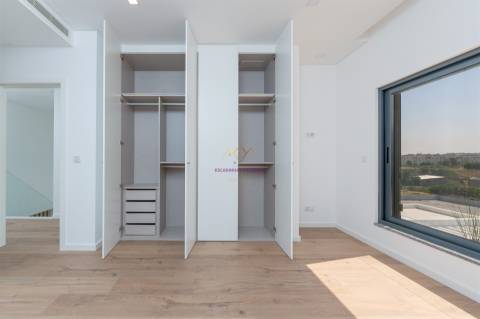 Moradia T4 Nova inserida em Condomínio fechado com piscina e ginásio - Loures