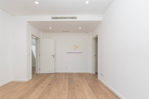 Moradia T4 Nova inserida em Condomínio fechado com piscina e ginásio - Loures