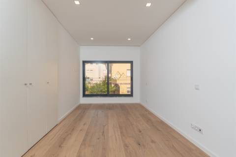 Moradia T4 Nova inserida em Condomínio fechado com piscina e ginásio - Loures