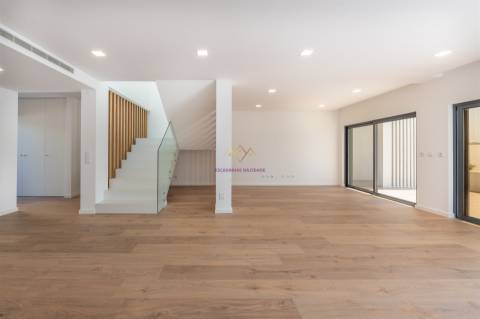 Moradia T4 Nova inserida em Condomínio fechado com piscina e ginásio - Loures