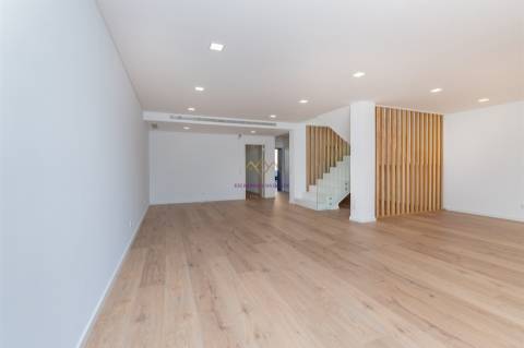 Moradia T4 Nova inserida em Condomínio fechado com piscina e ginásio - Loures