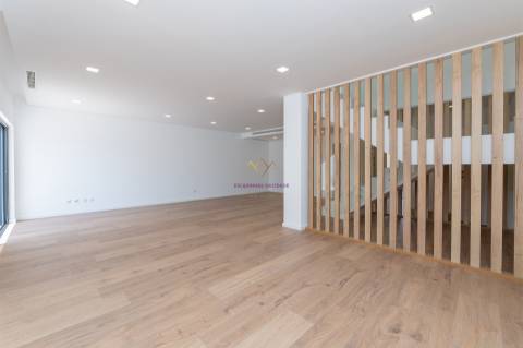 Moradia T4 Nova inserida em Condomínio fechado com piscina e ginásio - Loures