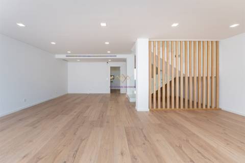 Moradia T4 Nova inserida em Condomínio fechado com piscina e ginásio - Loures