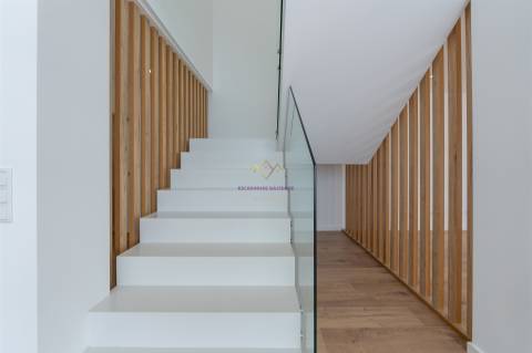 Moradia T4 Nova inserida em Condomínio fechado com piscina e ginásio - Loures