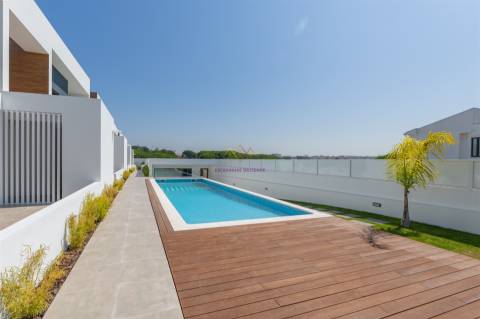 Moradia T4 Nova inserida em Condomínio fechado com piscina e ginásio - Loures