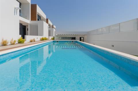 Moradia T4 Nova inserida em Condomínio fechado com piscina e ginásio - Loures
