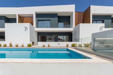 Moradia T4 Nova inserida em Condomínio fechado com piscina e ginásio - Loures