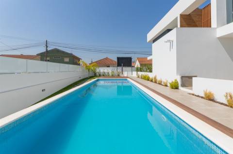 Moradia T4 Nova inserida em Condomínio fechado com piscina e ginásio - Loures