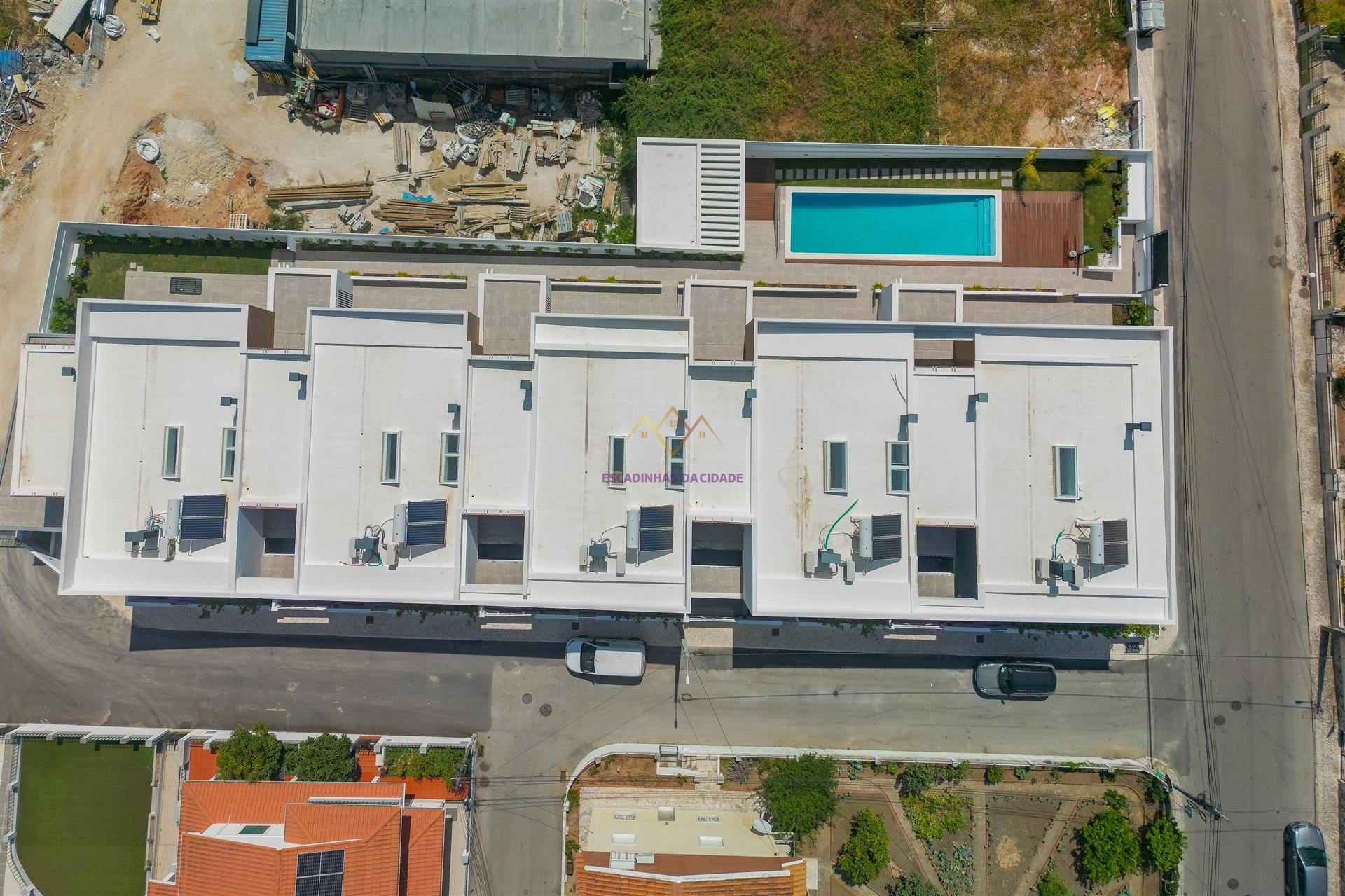 Moradia T4 Nova inserida em Condomínio fechado com piscina e ginásio - Loures