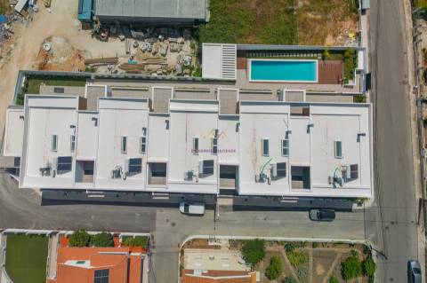 Moradia T4 Nova inserida em Condomínio fechado com piscina e ginásio - Loures