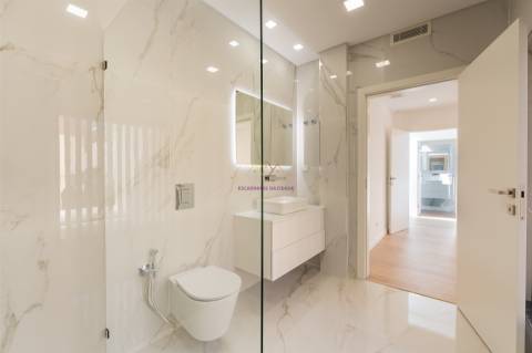 Moradia T4 Nova inserida em Condomínio fechado com piscina e ginásio - Loures