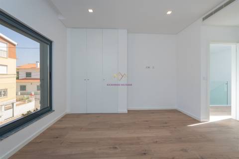 Moradia T4 Nova inserida em Condomínio fechado com piscina e ginásio - Loures