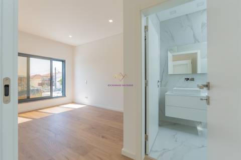 Moradia T4 Nova inserida em Condomínio fechado com piscina e ginásio - Loures