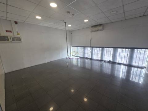 Loja para arrendamento em São Domingos Benfica