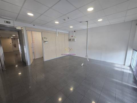 Loja para arrendamento em São Domingos Benfica