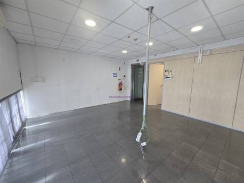 Loja para arrendamento em São Domingos Benfica