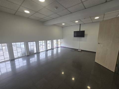 Loja para arrendamento em São Domingos Benfica