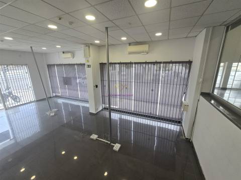 Loja para arrendamento em São Domingos Benfica