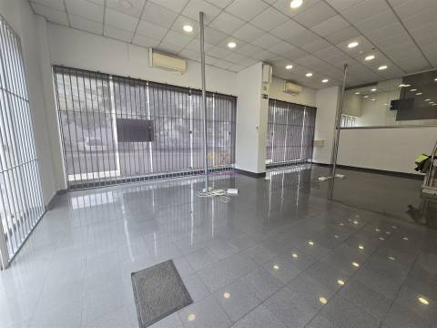 Loja para arrendamento em São Domingos Benfica