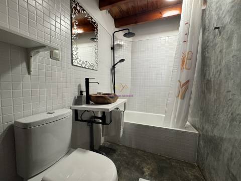 Charme Histórico com Toque Moderno – T1 Mezzanine junto ao Castelo de São Jorge