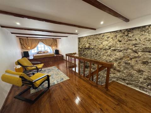 Charme Histórico com Toque Moderno – T1 Mezzanine junto ao Castelo de São Jorge
