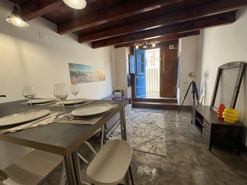 Charme Histórico com Toque Moderno – T1 Mezzanine junto ao Castelo de São Jorge